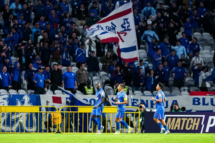 记者：今天下午3点申花将展开迪拜冬训首场热身赛，3名新援将亮相