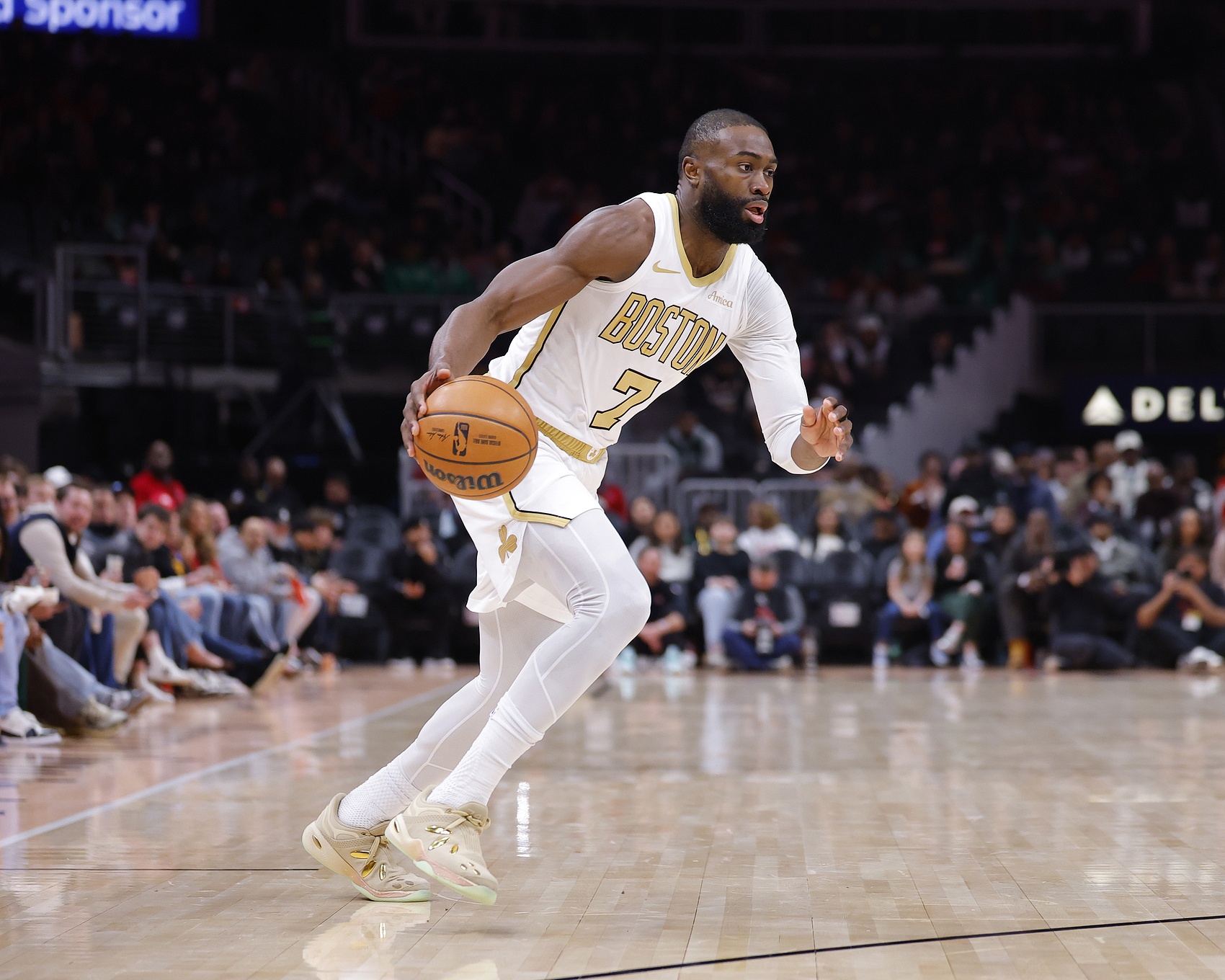 咪咕体育直播咪咕视频-错失绝杀！杰伦·布朗28投11中&amp;关键2罚全铁 空砍32分11板2助1帽