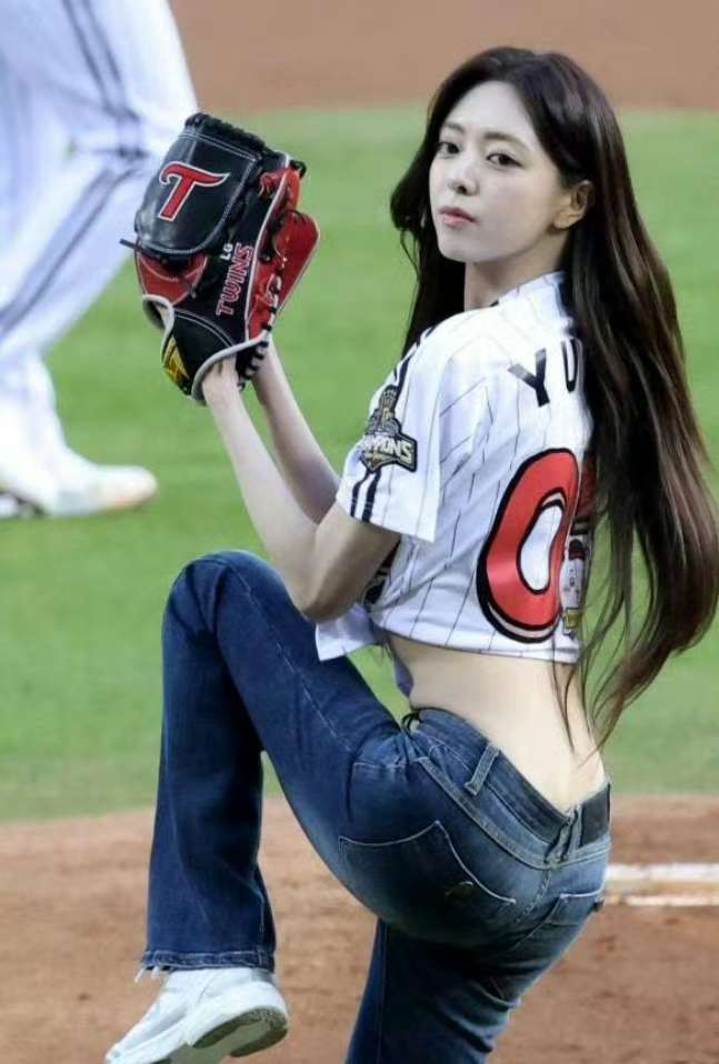 申有娜现身蚕室棒球场开球_新浪新闻