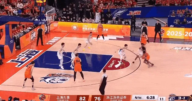 咪咕体育直播电脑版-张镇麟身后追防大帽布朗，古德温挑篮打成2+1再领先9分